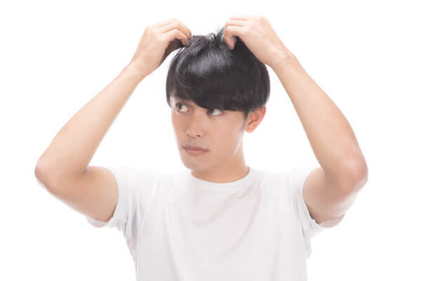 薄毛を気にしている男性